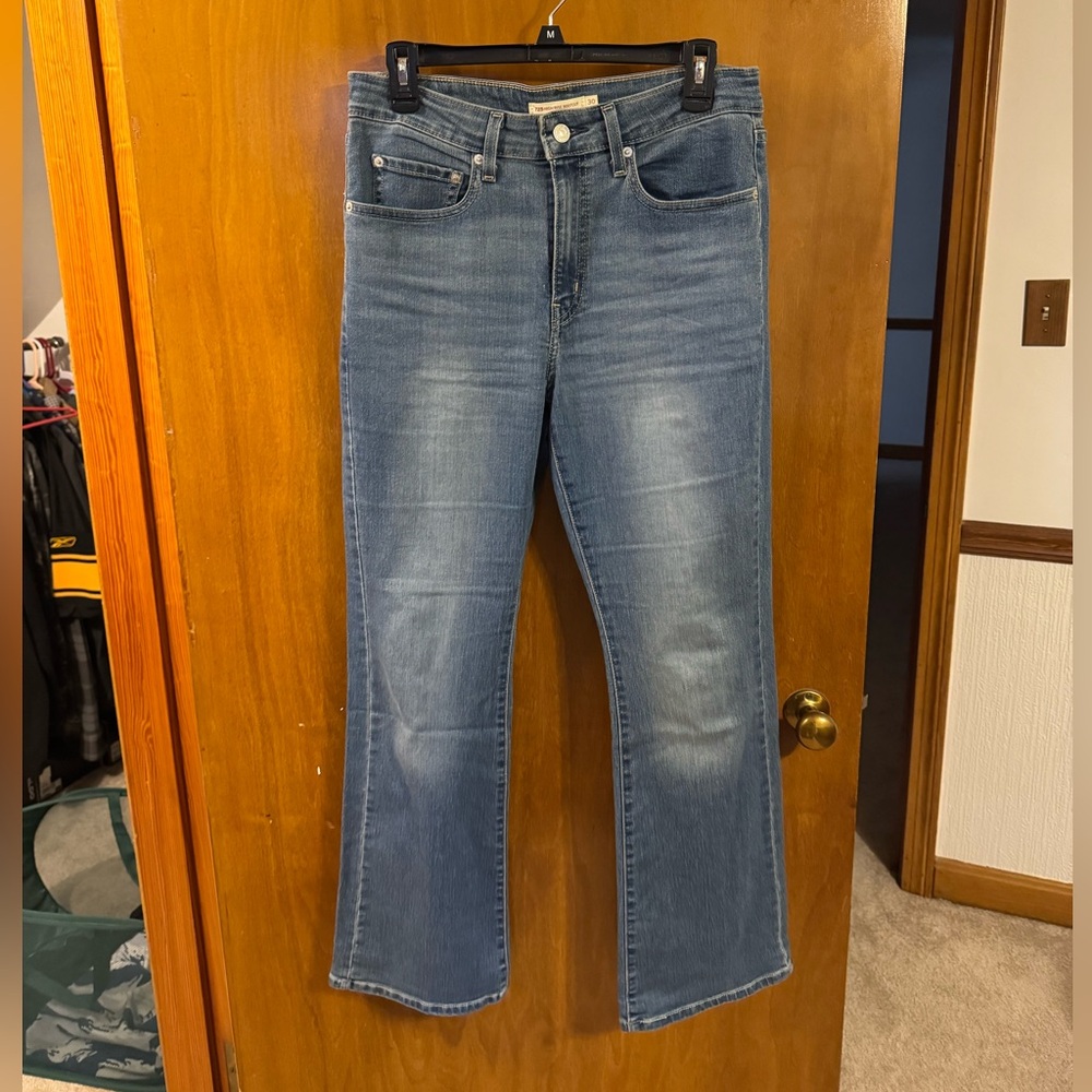 Levi’s 725 high rise bootcut jeans size 30W 30L
